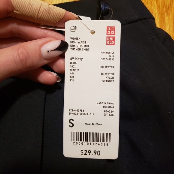 Uniqlo pleated navy skirt - Picture 2 of 4